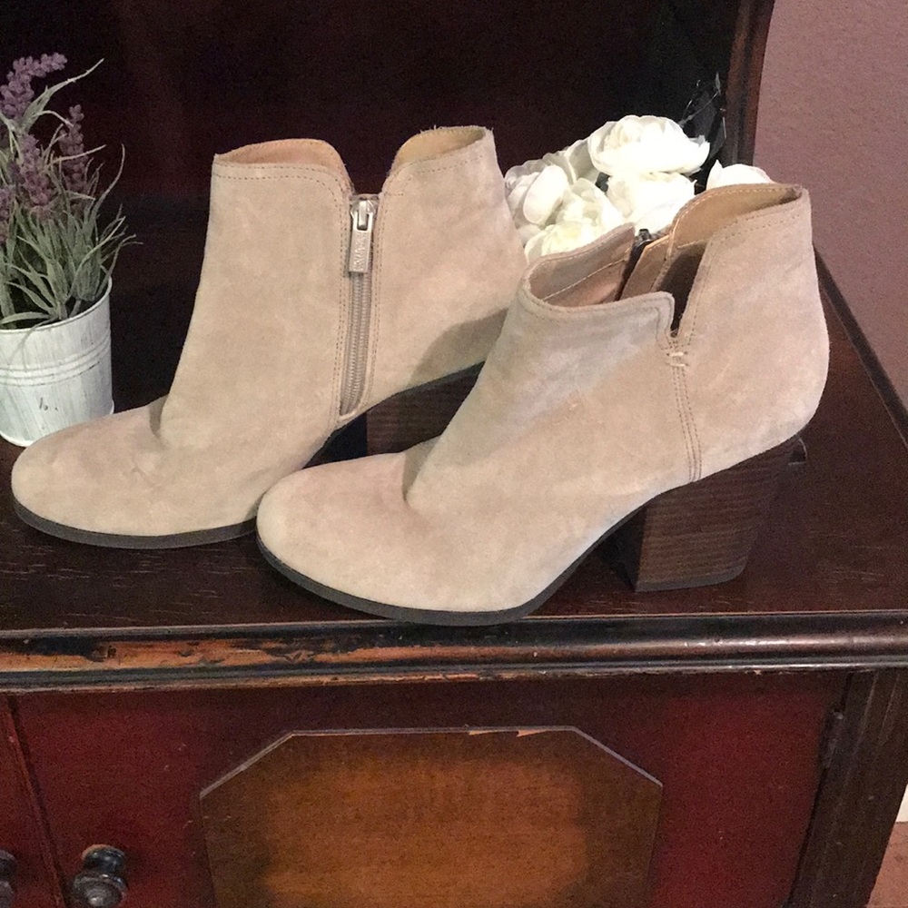 Kenneth Cole reaction tan booties nwot